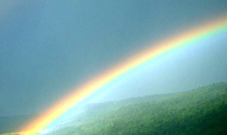 A chaque bout de l'arc-en-ciel, au loin ...