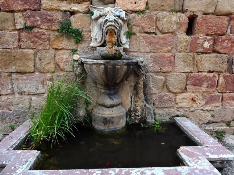  Fontaine à l''abbaye de Fontfroide