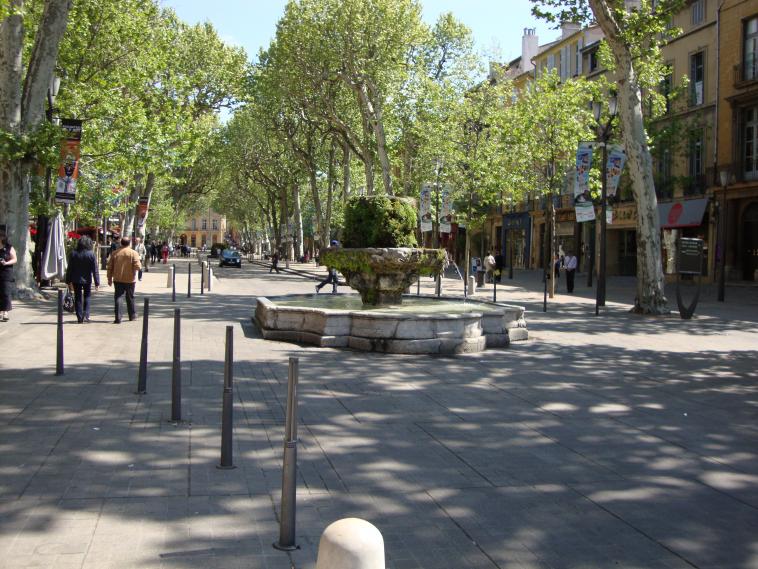 Aix-en-Provence : fontaine moussue Cours Mirabeau