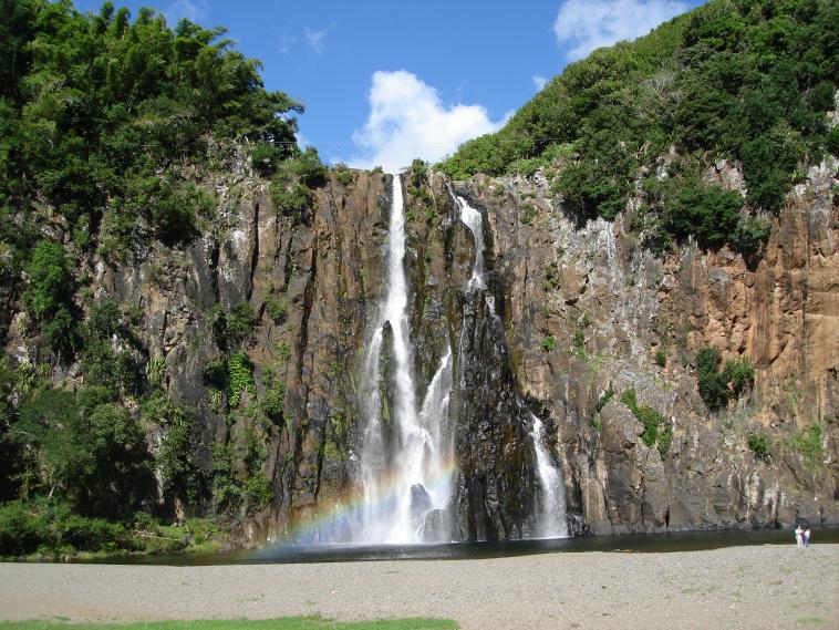 Ouverture de la cascade sur un ciel bleu 