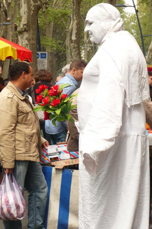 Soudain, un inconnu vous offre des fleurs...