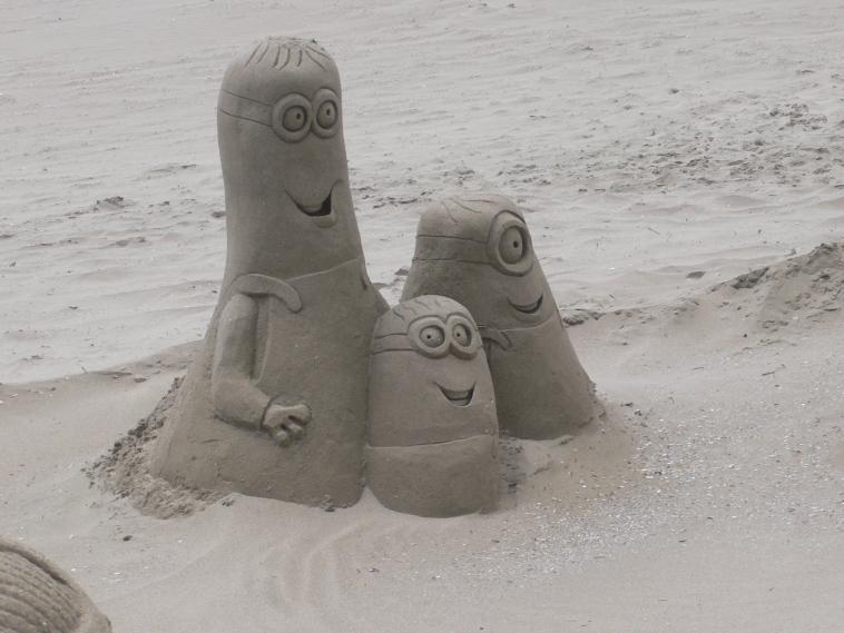 Moi en vacances, je joue dans la sable...