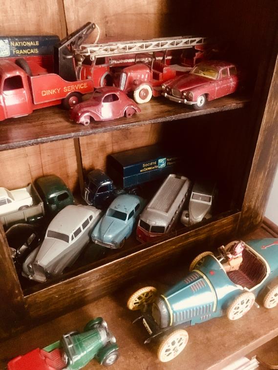 Ah! Les Dinky Toys et autres petites voitures.....