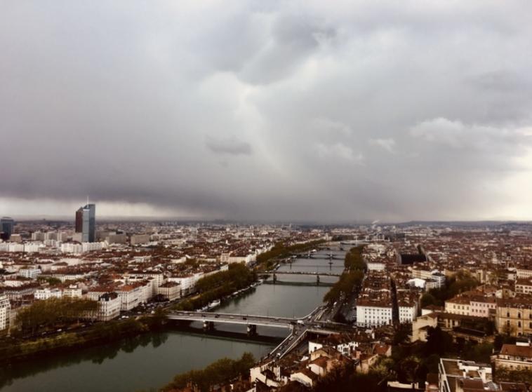 Une tempête arrive sur Lyon!!