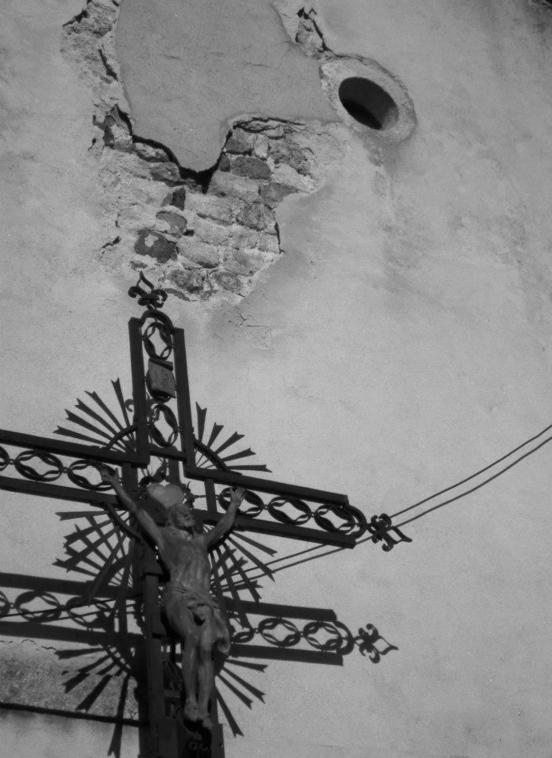 Une croix et son ombre.