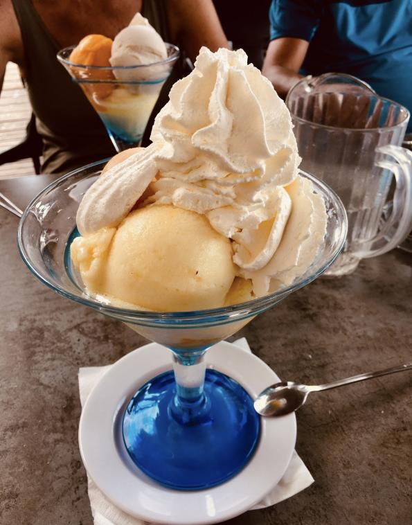 Une grosse coupe de glace.
