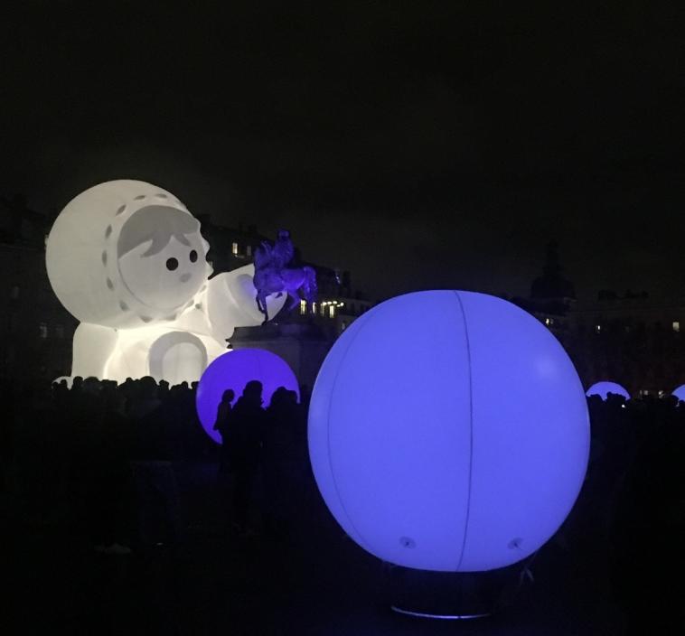 Un anooki et son ballon!