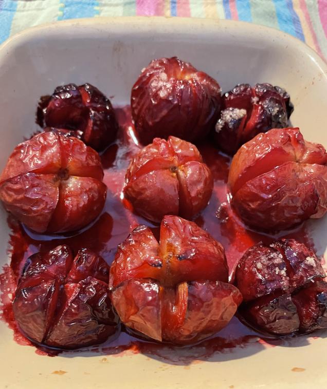 Prunes rouges compot�es.