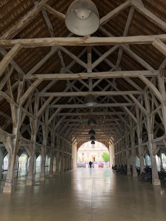 Sur la place de Richelieu. Indre-et-Loire.