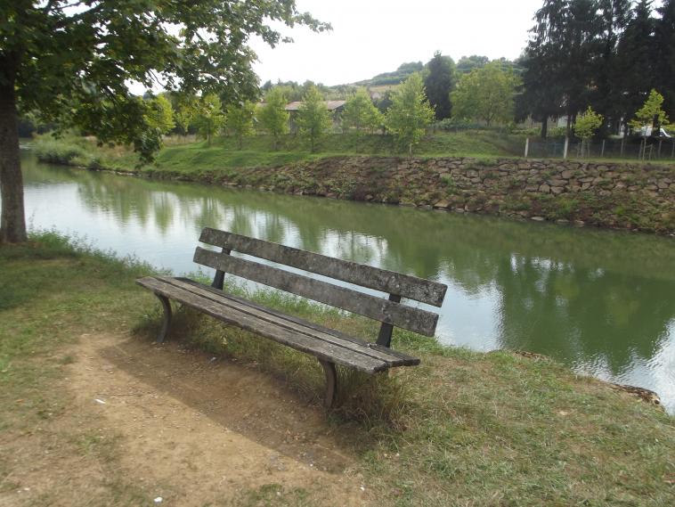 Petit banc tranquille le long du canal de la Meuse