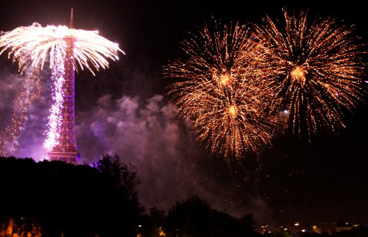 Lumiere sur la tour Eiffel un 14 juillet