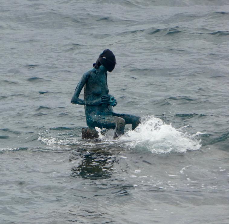 Une statue dans la mer !