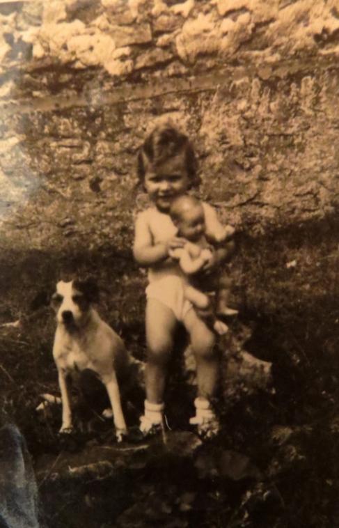 Un chien, une petite fille et sa poupée