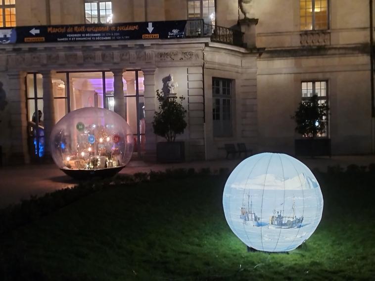 Sur la place du ch�teau de Sucy en 2022