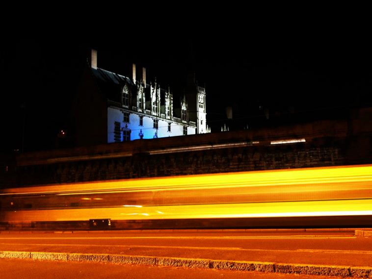 Un tram devant le chteau Anne de Bretagne