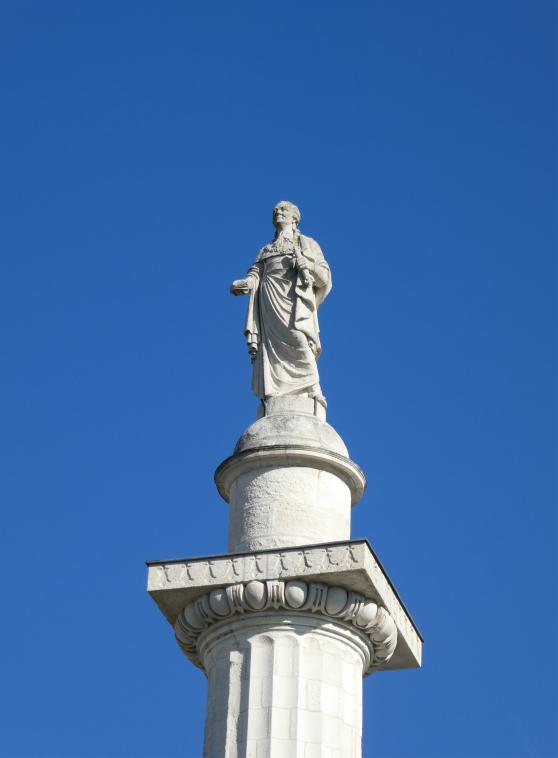 Statue de Louis XVI dans le ciel BLEU