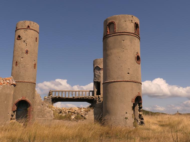 Les ruines de la passerelle ...
